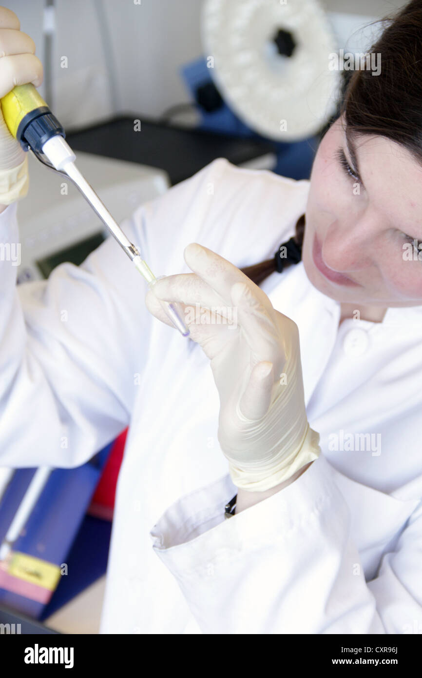 Chercheur scientifique travaillant dans un laboratoire Banque D'Images