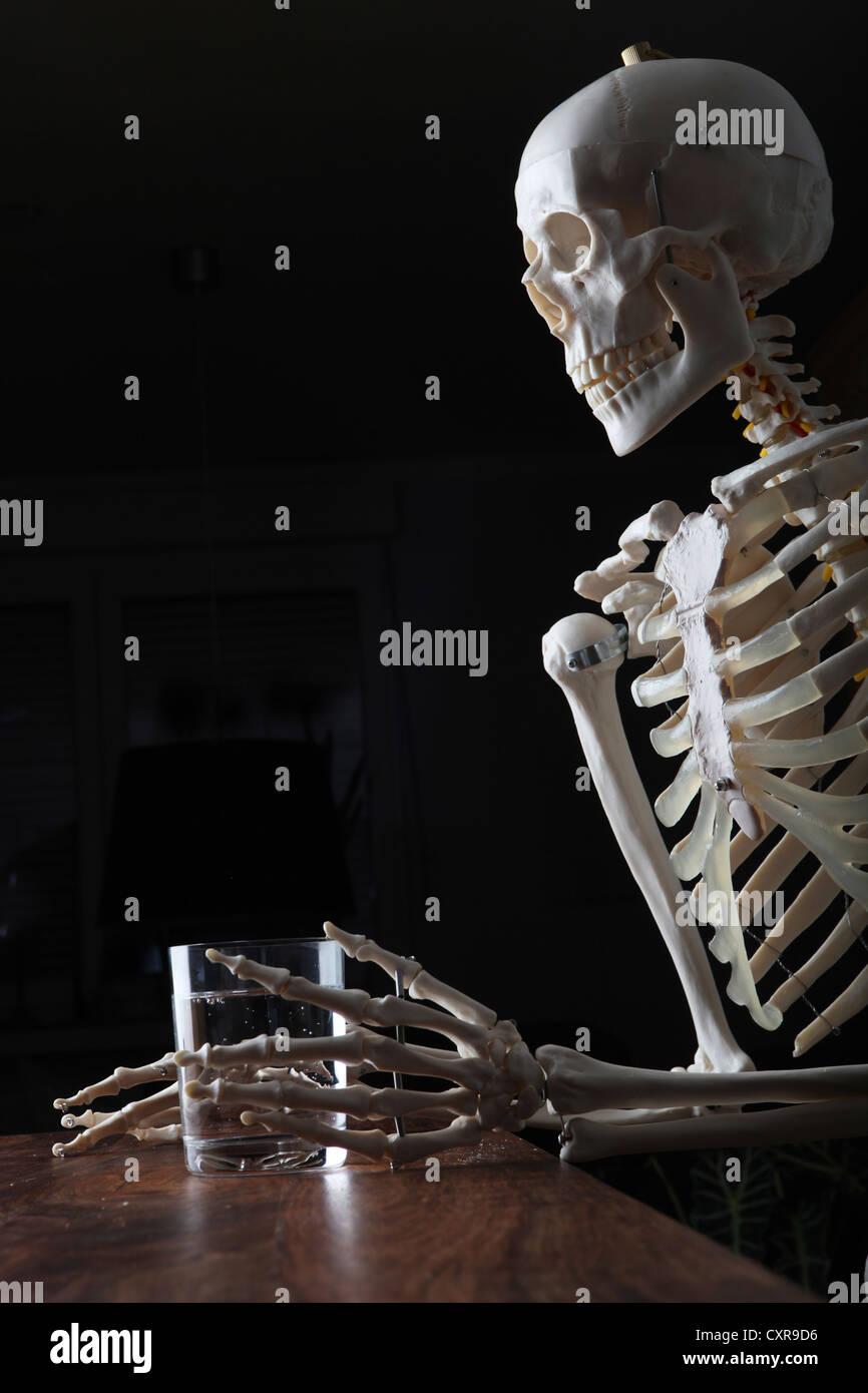 Squelette tenant un verre d'eau dans sa main Banque D'Images