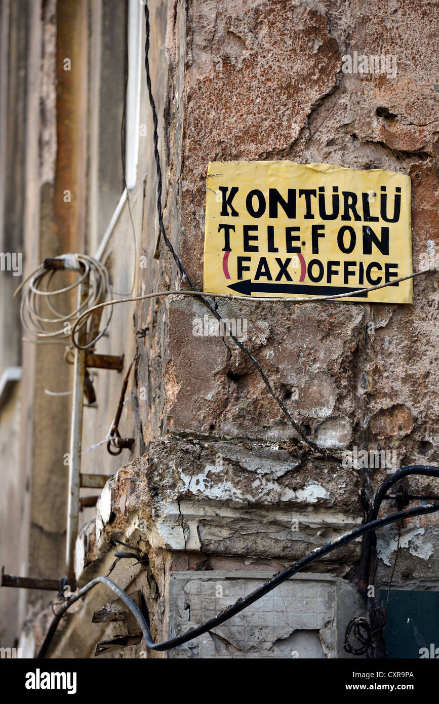 Bâtiment délabré avec signe pour un magasin de télécommunications à Istanbul, Turquie, Europe, PublicGround Banque D'Images