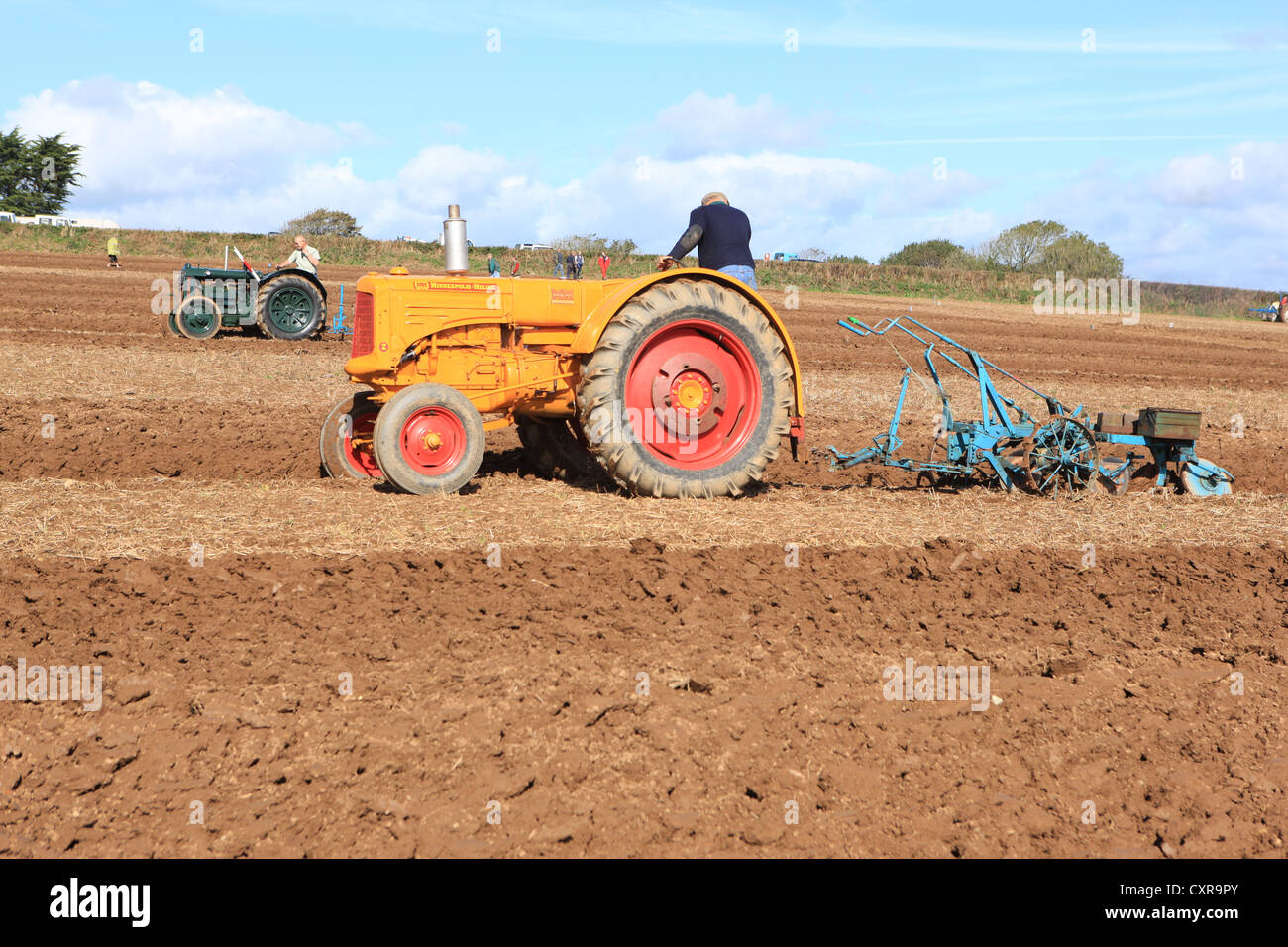 Vintage Minneapolis Moline à un tracteur de labour à Pelynt près de Looe en Cornouailles sur un jour d'automne Banque D'Images