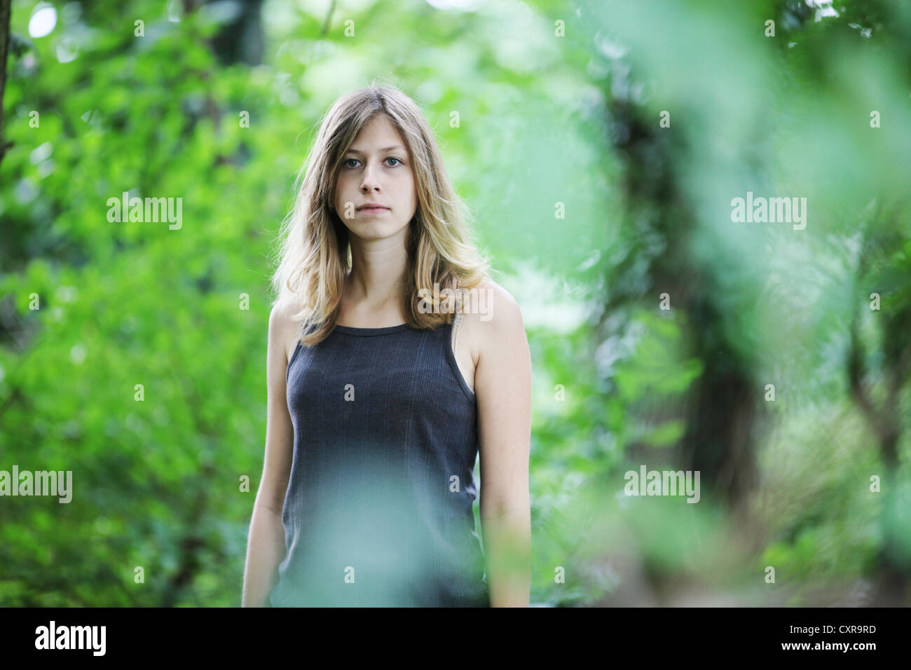 Jeune femme, portrait, à l'extérieur, dans la nature Banque D'Images