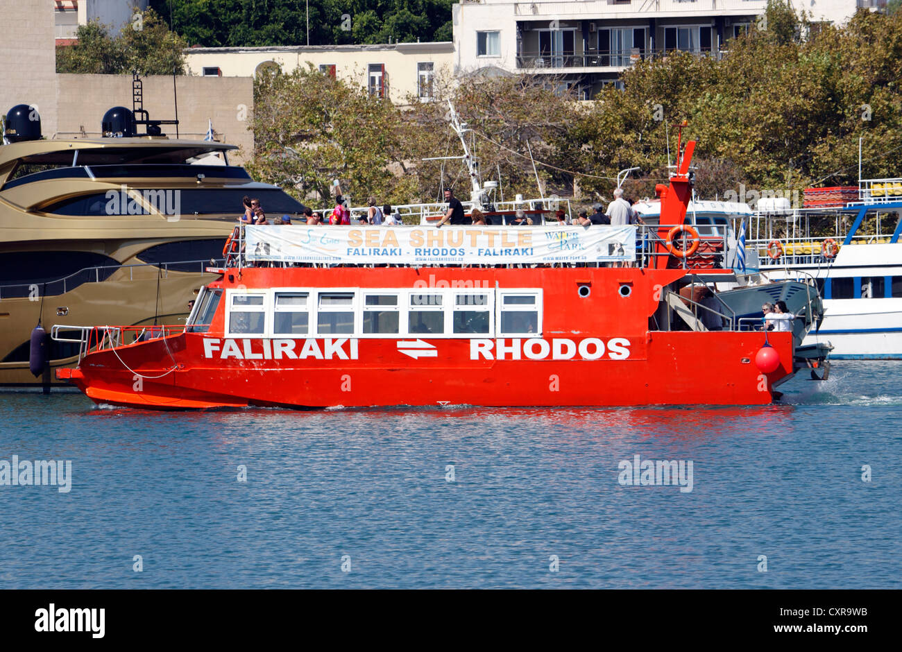 La VILLE DE RHODES FALIRAKI le taxi de l'EAU DANS LE PORT DE MANDRAKI. RHODES. Banque D'Images