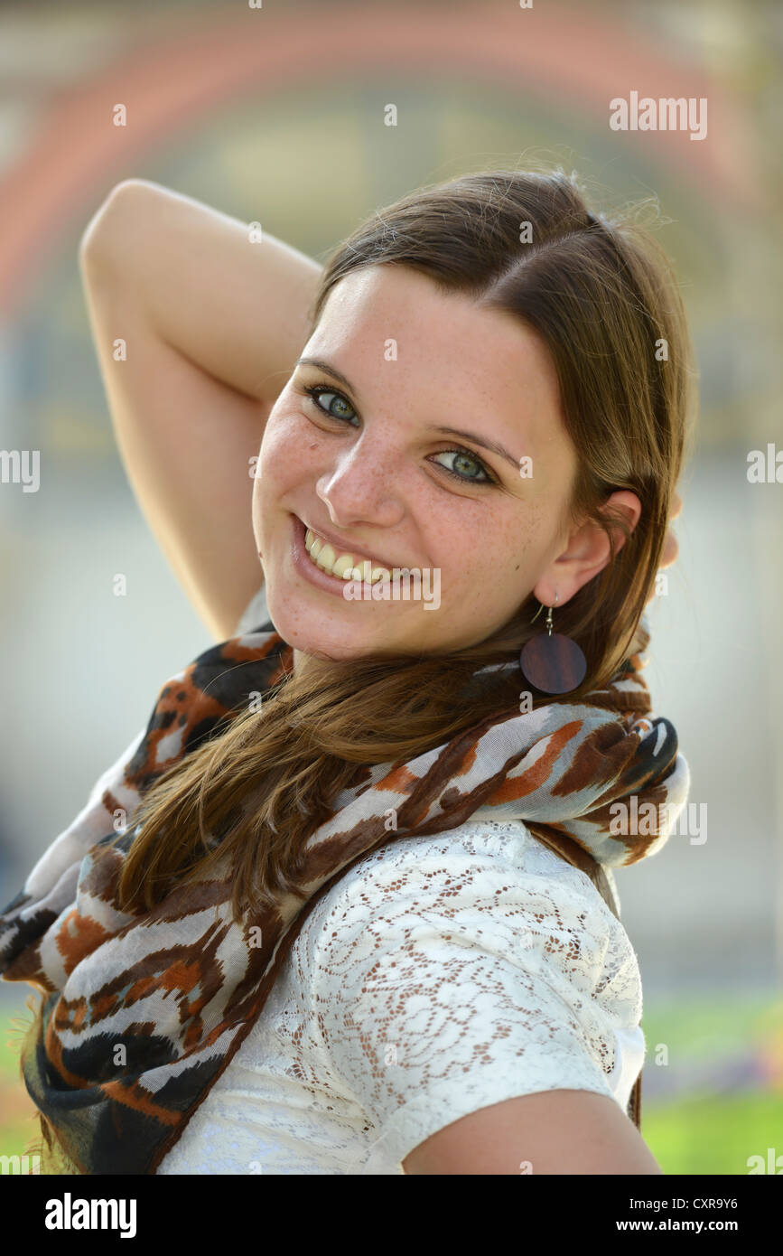 Smiling young woman, portrait Banque D'Images