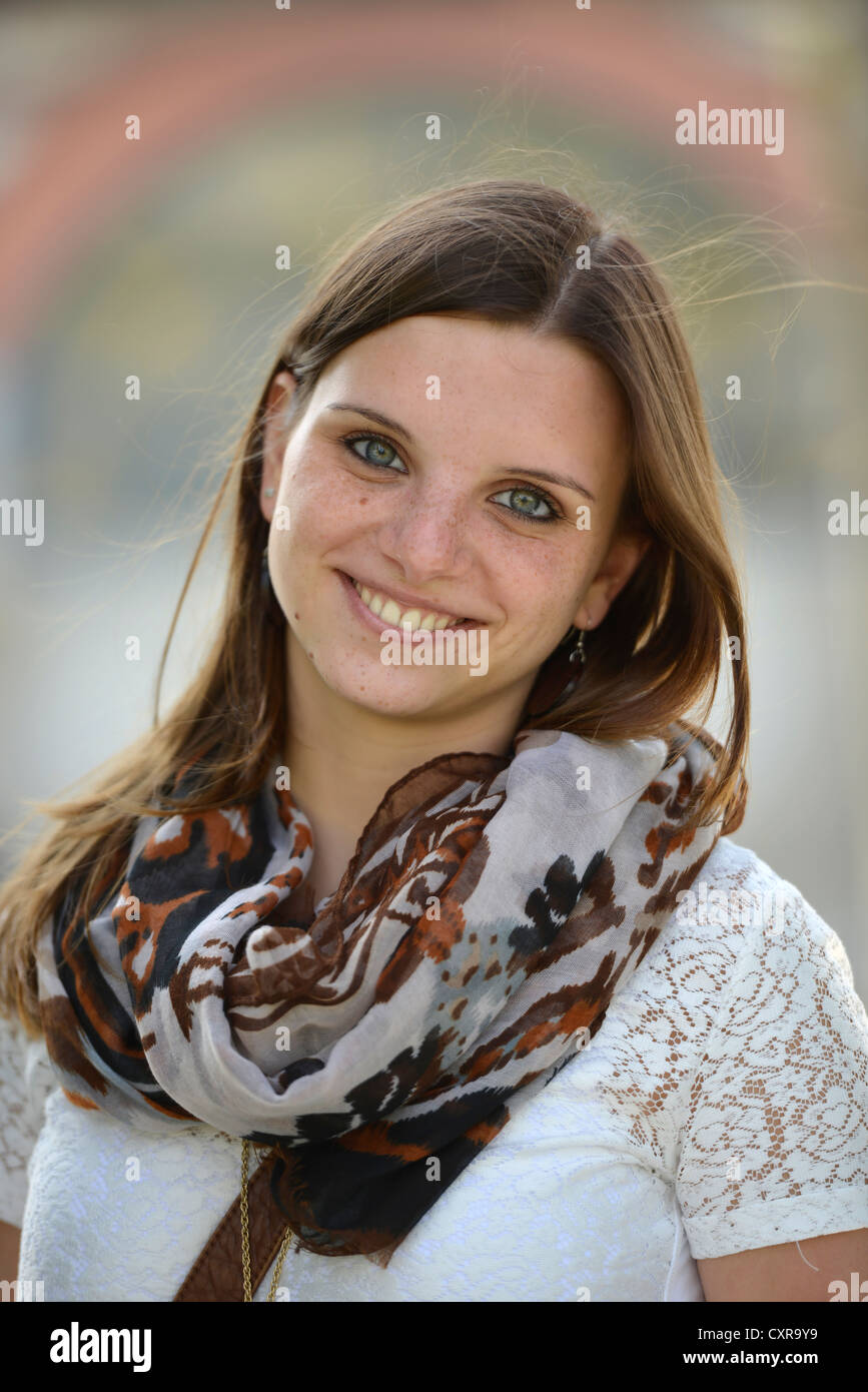 Smiling young woman, portrait Banque D'Images