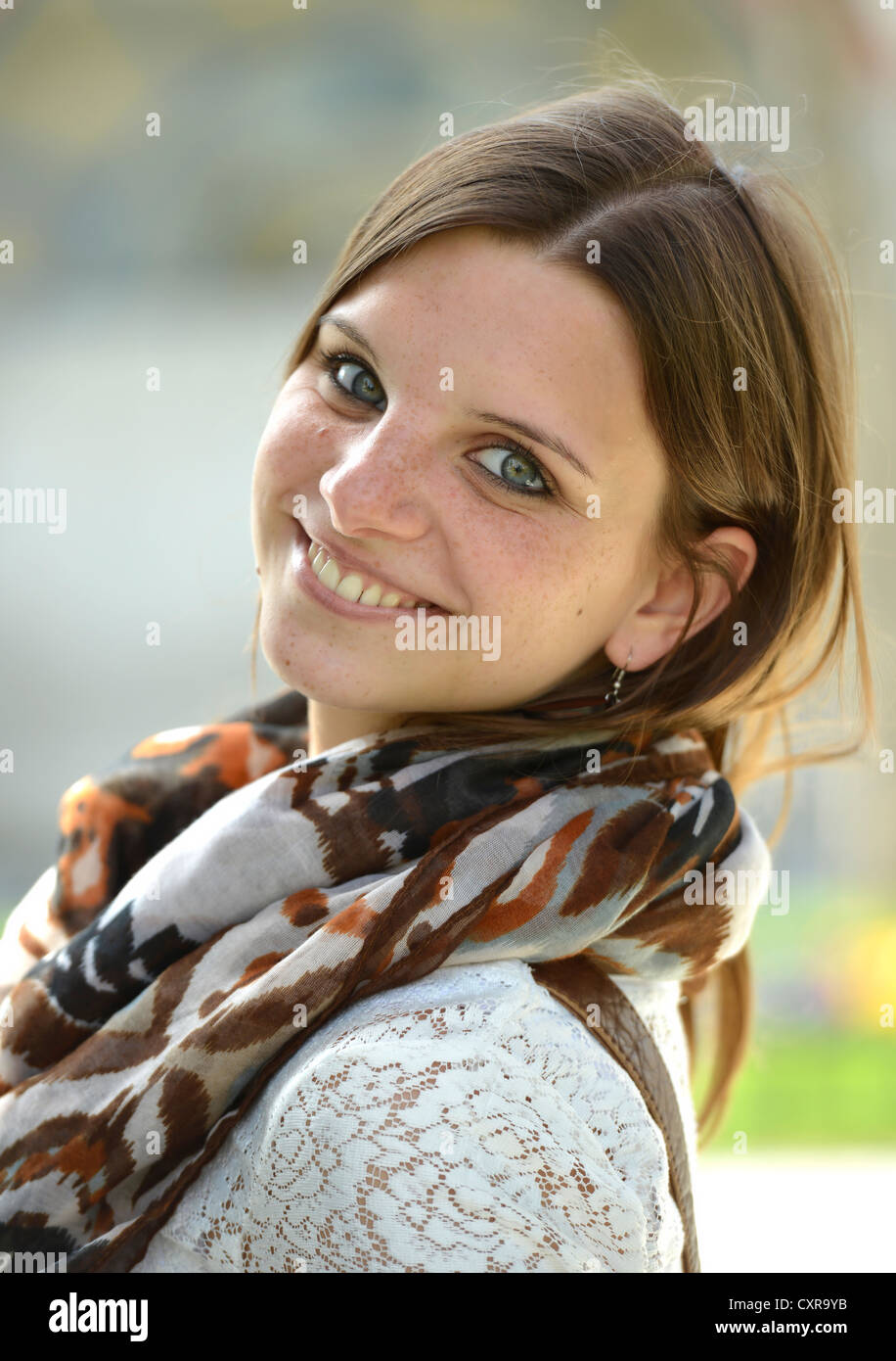 Smiling young woman, portrait Banque D'Images