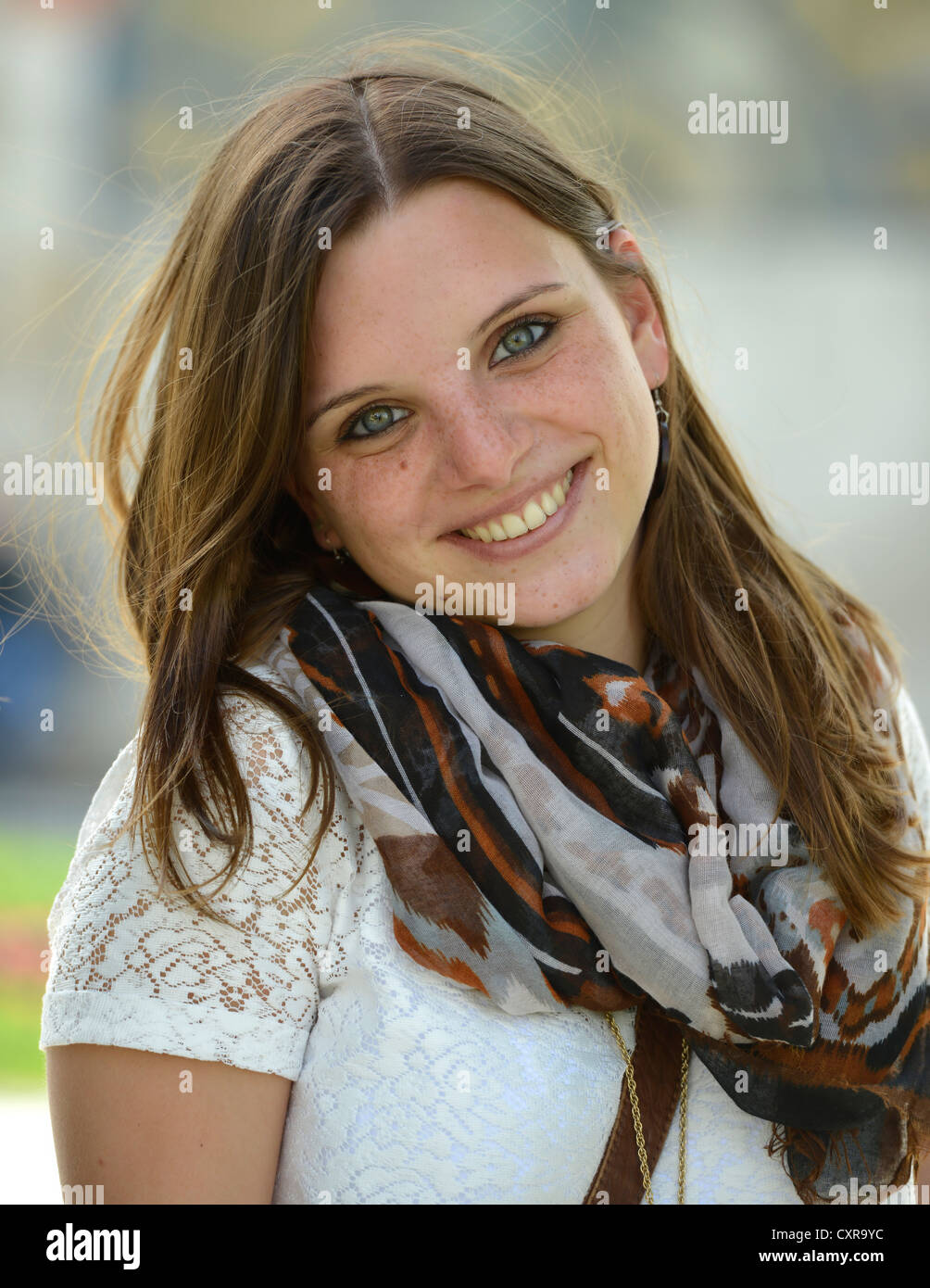 Smiling young woman, portrait Banque D'Images
