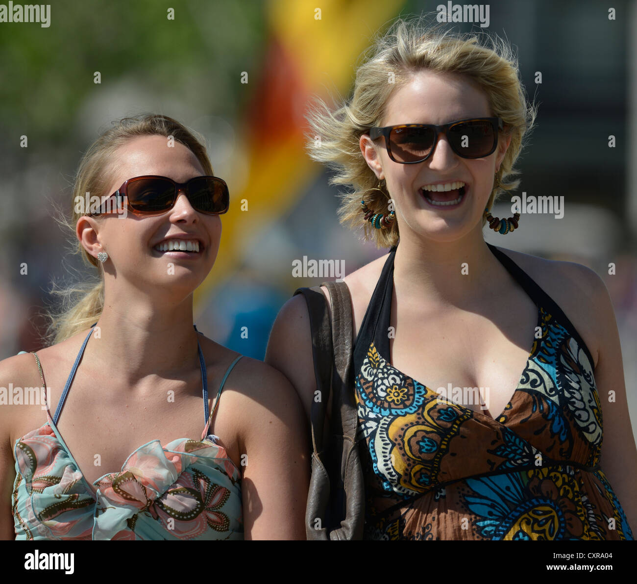 Deux jeunes femmes portant des robes d'été, Koenigsstrasse, Stuttgart, Bade-Wurtemberg, Allemagne, Europe, PublicGround Banque D'Images