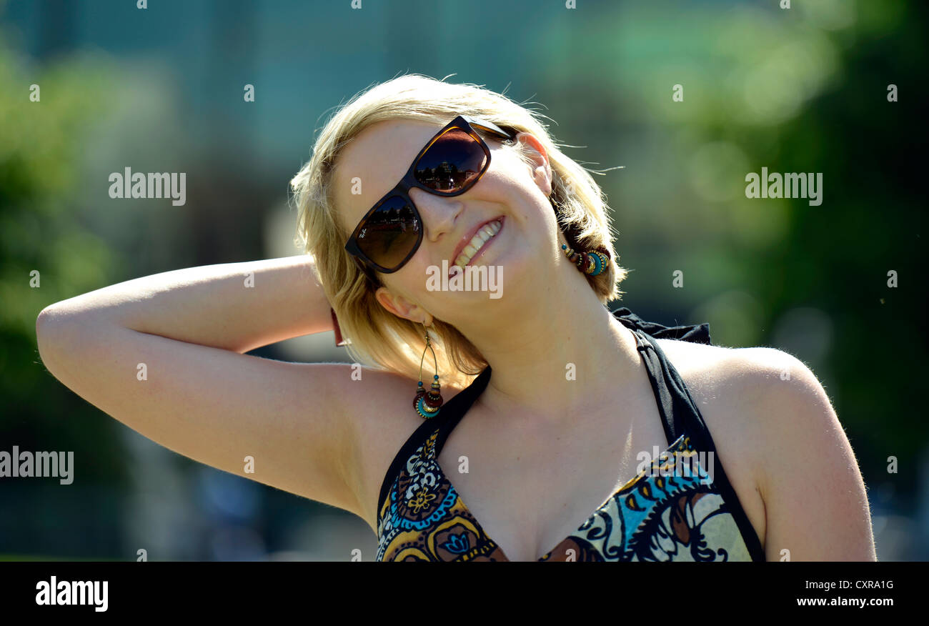 Jeune femme, le Schlosspark jardin, Stuttgart, Bade-Wurtemberg, Allemagne, Europe, PublicGround Banque D'Images