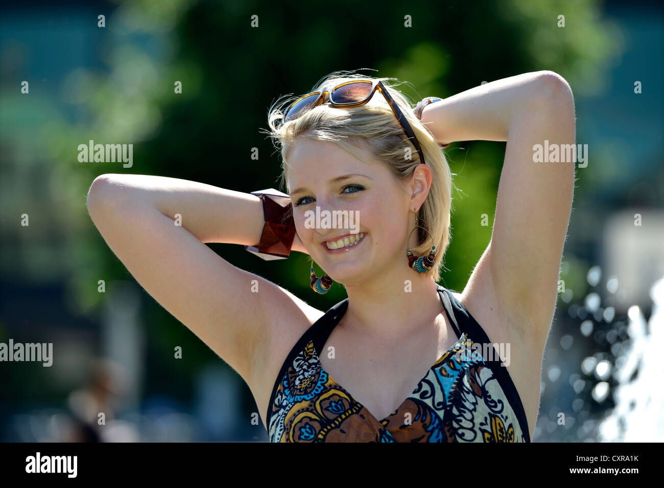 Jeune femme, le Schlosspark jardin, Stuttgart, Bade-Wurtemberg, Allemagne, Europe, PublicGround Banque D'Images