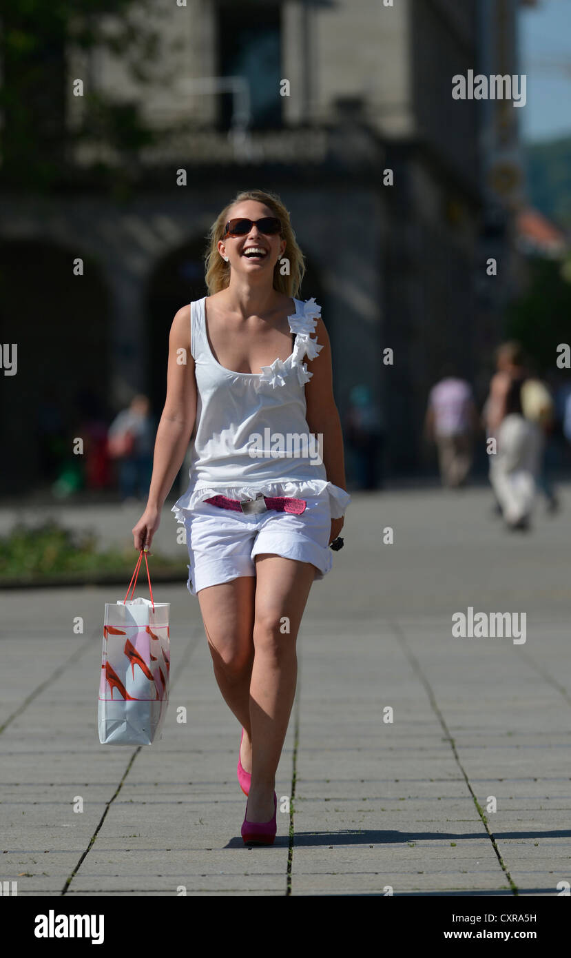 Les jeunes femmes, amis, shopping, Koenigsstrasse, Stuttgart, Bade-Wurtemberg, Allemagne, Europe, PublicGround Banque D'Images