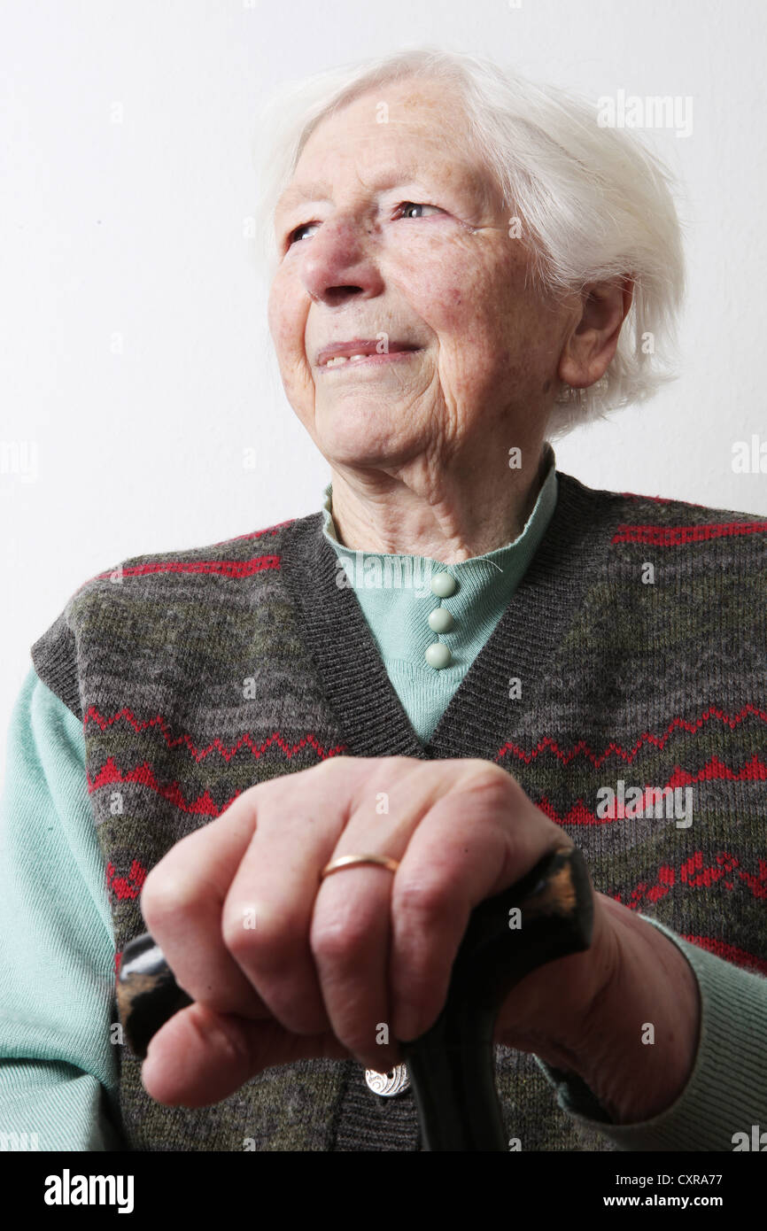 Vieille Femme tenant une canne, portrait Banque D'Images