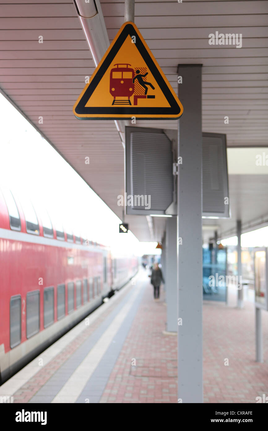 La plate-forme avec un panneau d'avertissement, Koeln, Ehrenfeld Nordrhein-westfalen, Allemagne, Europe Banque D'Images
