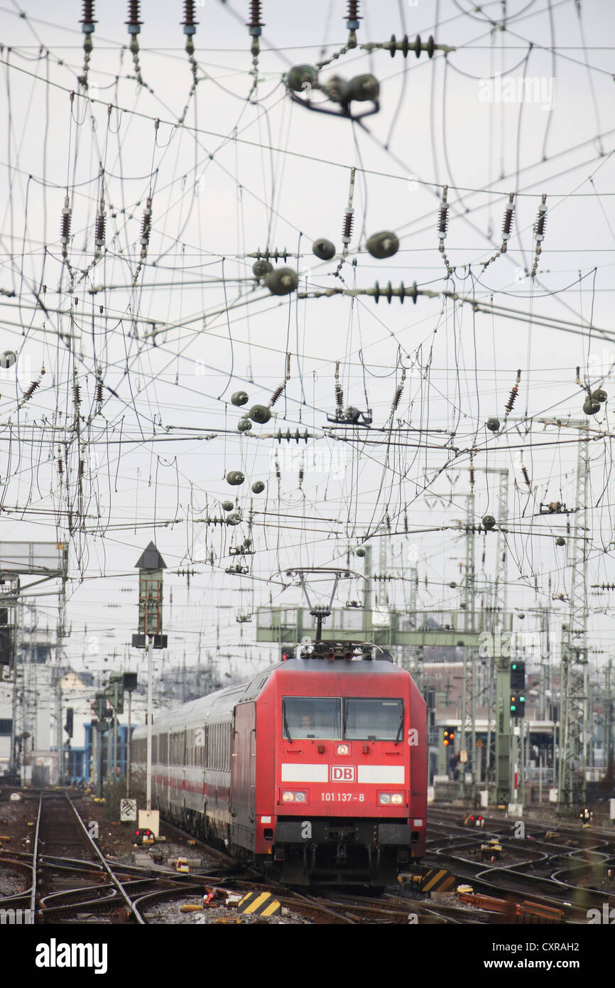 Former avec les voies ferrées et de lignes aériennes, Cologne, Rhénanie du Nord-Westphalie, Allemagne, Europe Banque D'Images