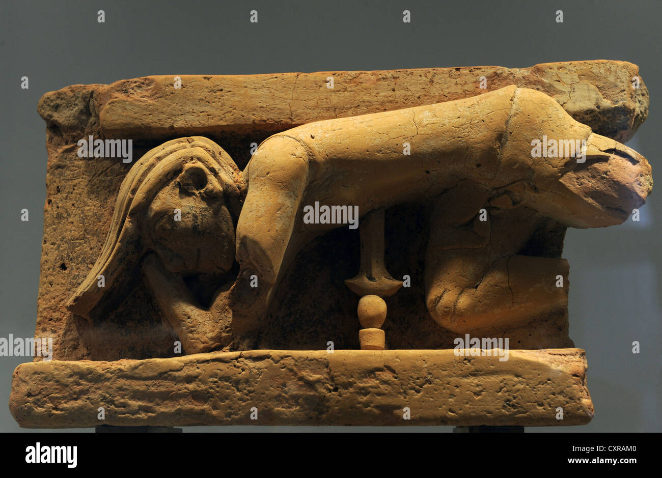 L'art grec autel avec les mythes grecs. Le suicide d'Ajax en se jetant sur son épée. Ny Carlsberg Glyptotek. Banque D'Images
