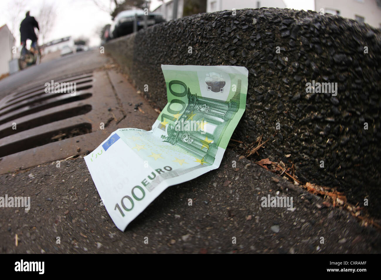 Billet d'euro, caniveau, vidange, image symbolique, l'argent se trouvant dans les rues Banque D'Images