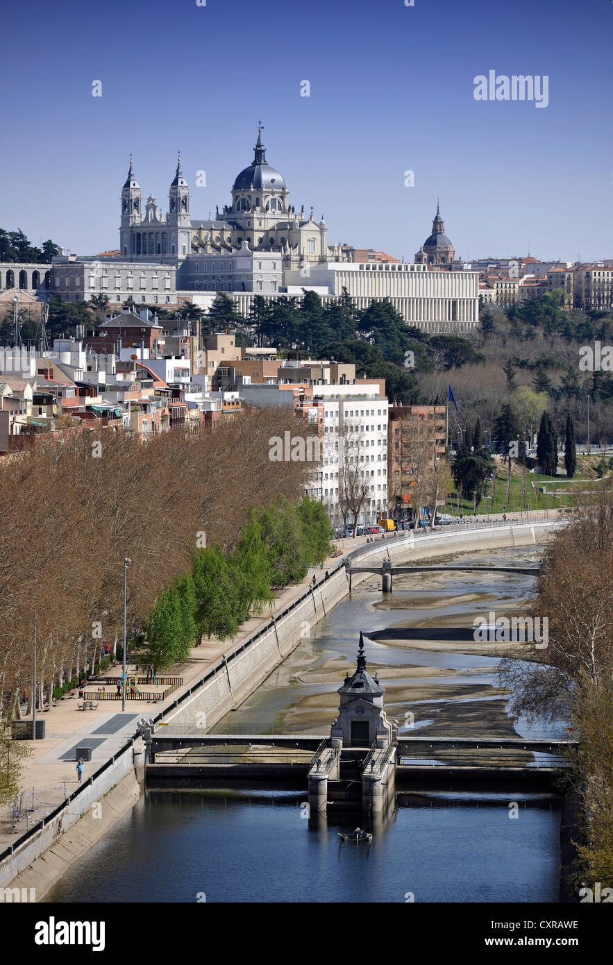 Vue depuis le téléphérique, teleferico, sur la rivière Manzanares à la Catedral de Nuestra Señora de la Almudena, Santa María la Banque D'Images
