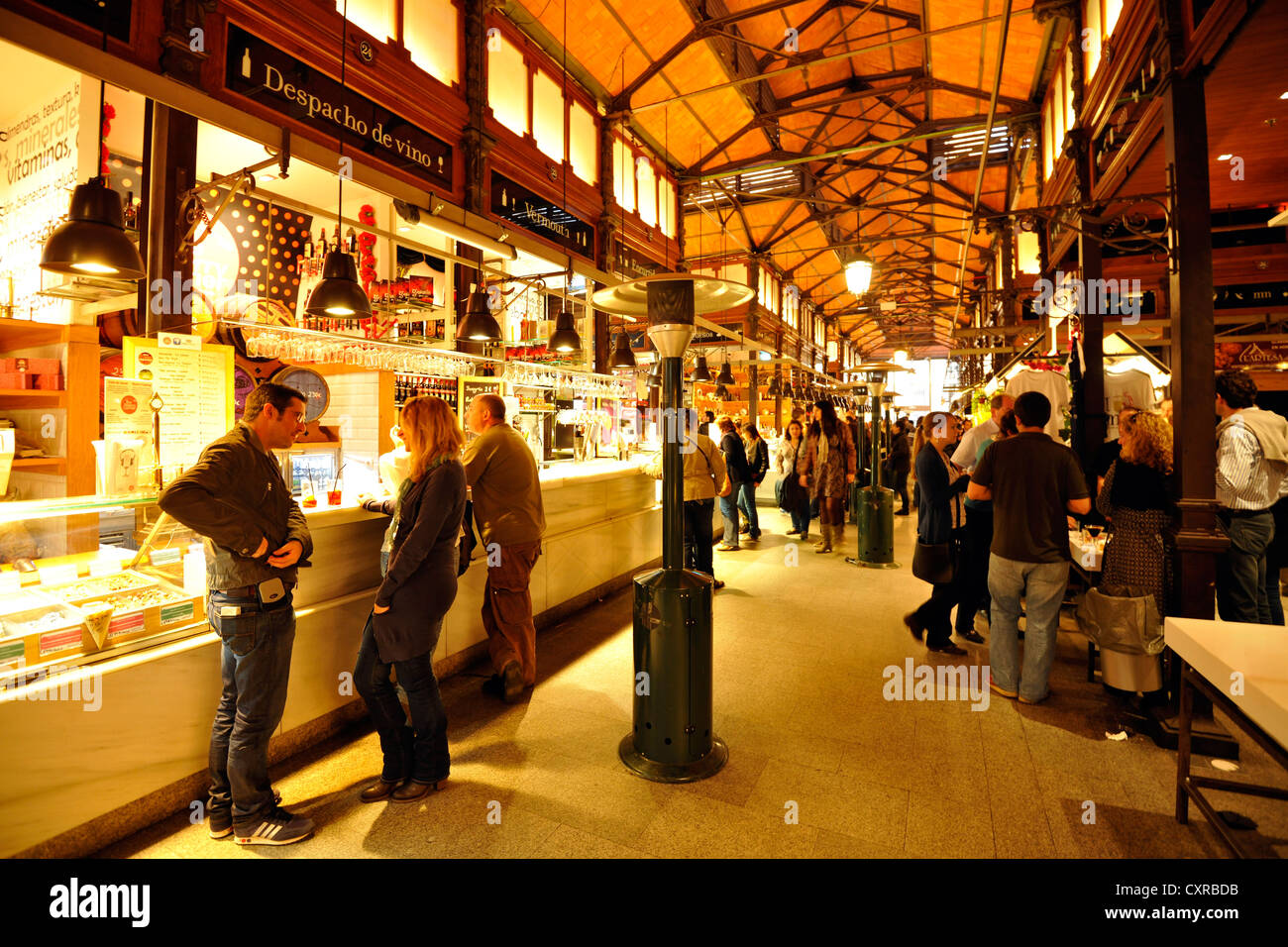 Vue intérieure repensée, Mercado de San Miguel, Cava de San Miguel, Madrid, Spain, Europe Banque D'Images