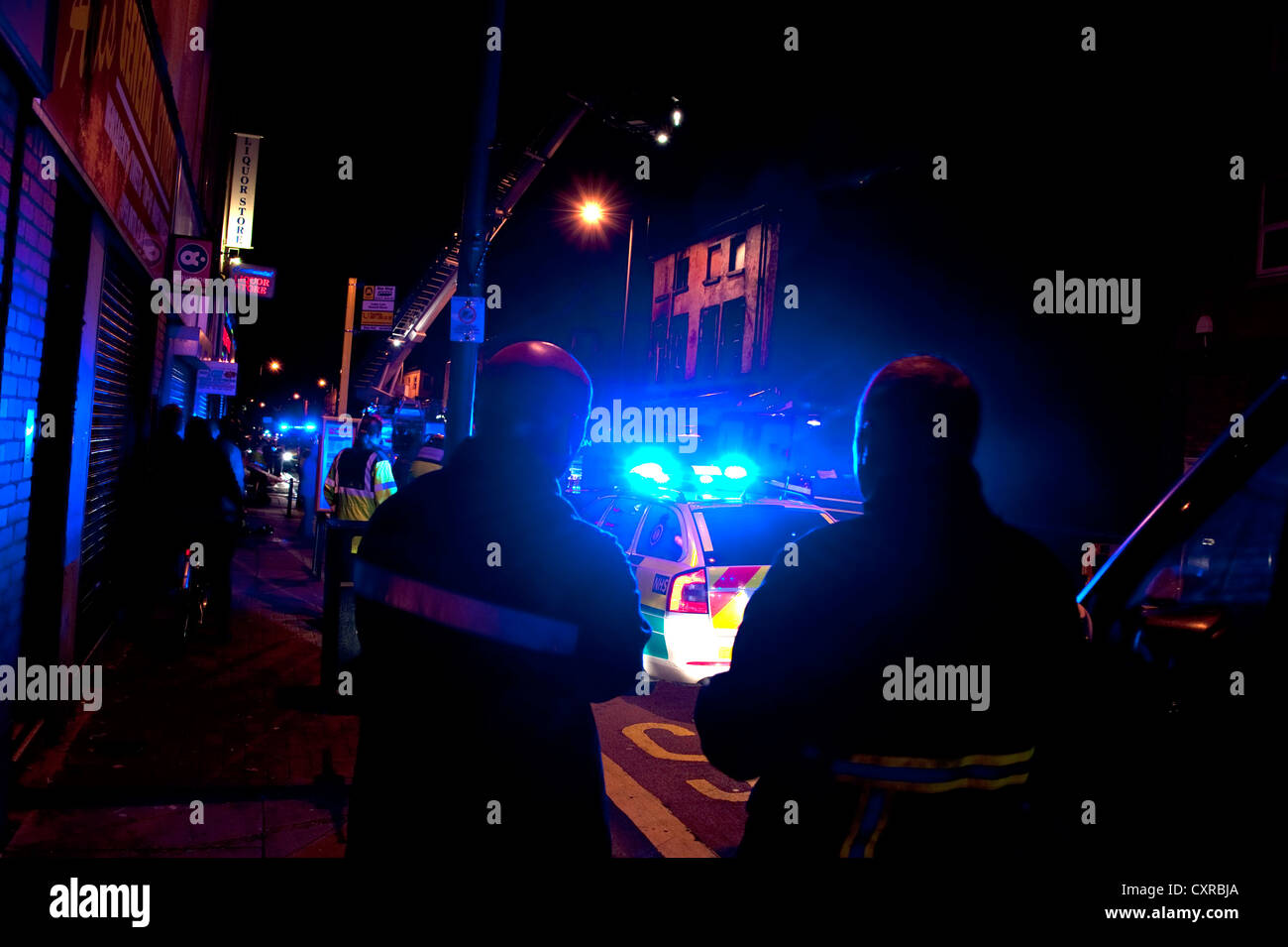 Pompiers au feu clignotant feux bleu nuit Banque D'Images