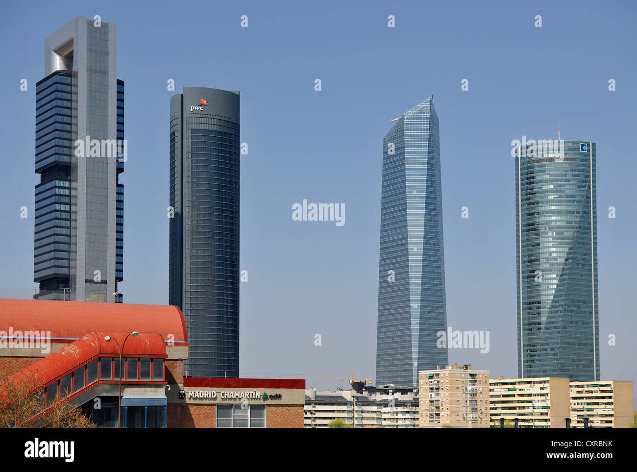 Cuatro Torres Business Area, anciennement l'Arène de Madrid, avec quatre gratte-ciel, Torre Caja Madrid, anciennement la Repsol Tower, Banque D'Images
