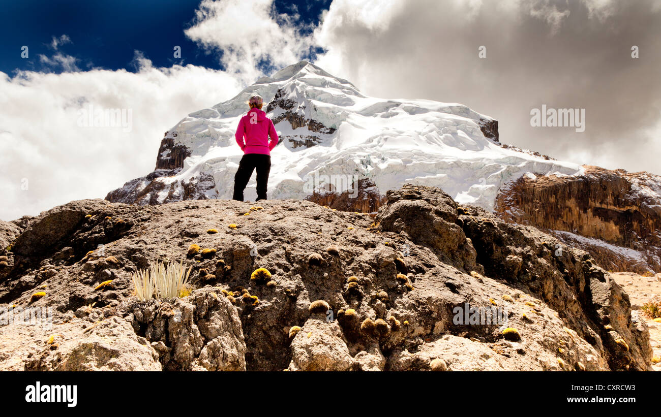 Les randonneurs sur le mont Nevado Cuyoc à Punta Cuyoc, Huyhuash la Cordillère des Andes, chaîne de montagnes, le Pérou, Amérique du Sud Banque D'Images