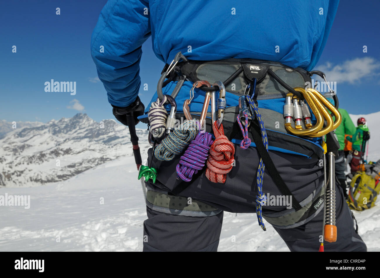 Mousqueton Suspendu à Une Ceinture Jaune Sur Fond Blanc Alpinisme Matériel  De Travail En Haute Altitude