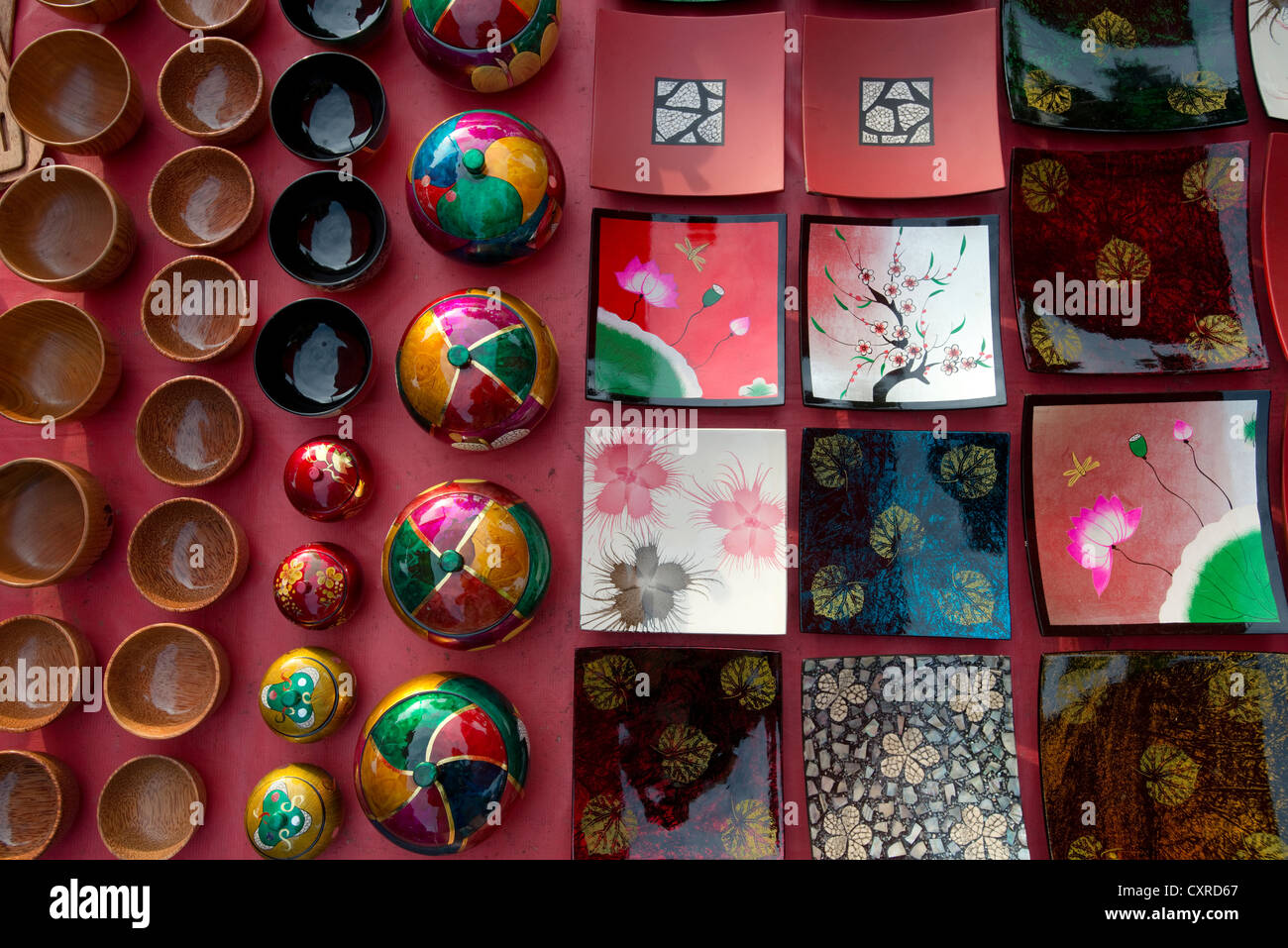Laqué noir et verre produits en vente à un décrochage du marché à Luang Prabang, Laos Banque D'Images