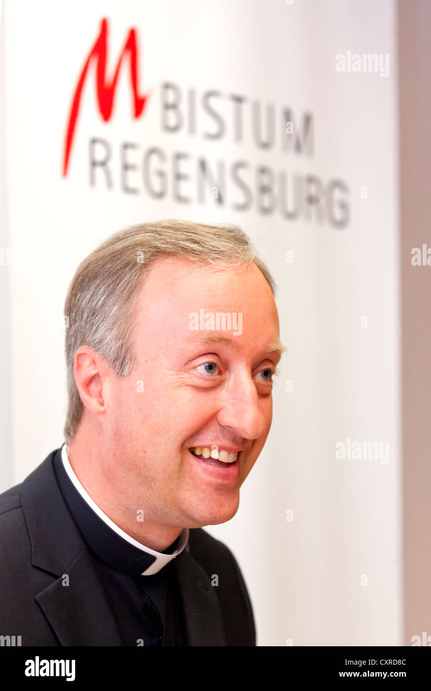 Vicaire général du Prélat Michael Fuchs du diocèse de Ratisbonne lors d'une conférence de presse le 2 juillet 2012, Regensburg, Bavière Banque D'Images