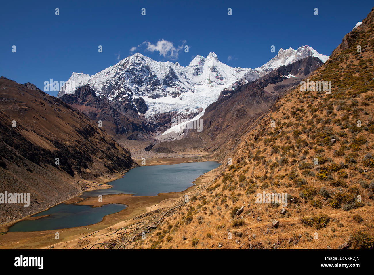 Les lacs Laguna et Laguna Jahuacocha Solteracocha avec les montagnes Nevado Rondoy, Nevado Jirishanca Cordillère, Yerupaja, Banque D'Images