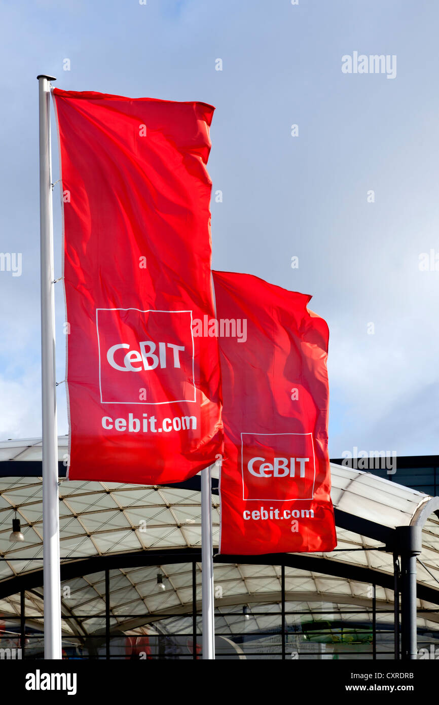 Le drapeau avec le logo de CeBIT, international computer expo, en face de l'entrée principale de la foire, de Hanovre, Basse-Saxe Banque D'Images