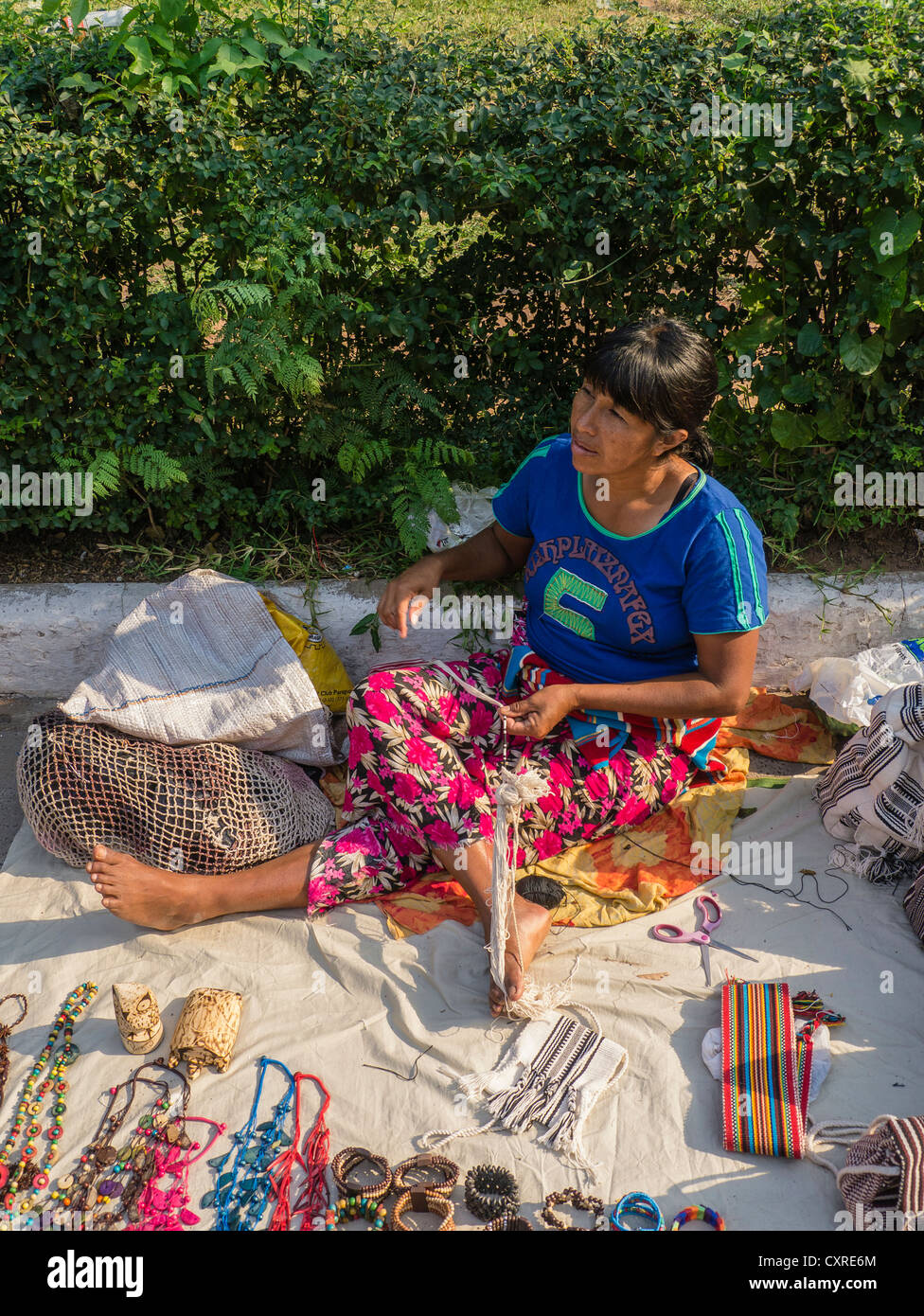 Une femme autochtone vend ses tissages et artisanat dans la rue à Asunción, Paraguay. Banque D'Images