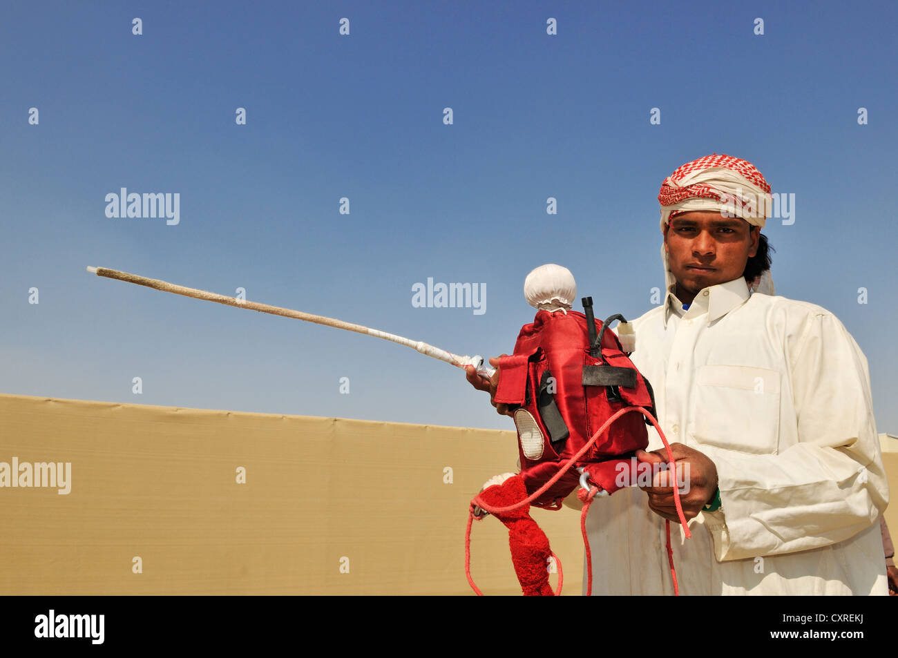 La tenue d'un jockey jockey robot, Al Sheehaniya, camel racing track, Doha, Qatar, Émirats arabes unis, Moyen Orient Banque D'Images