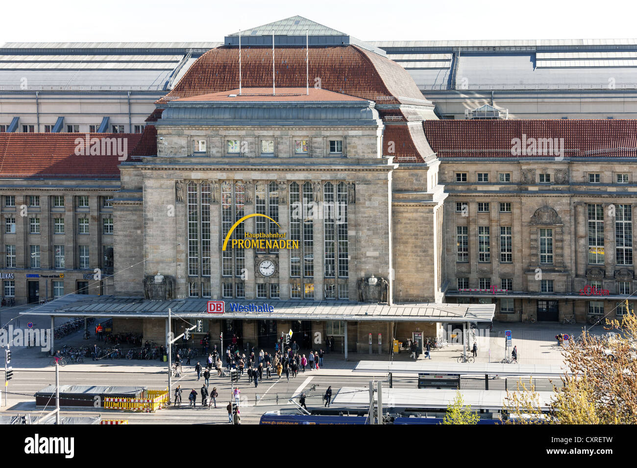 La gare centrale et son avant-cour et la promenade, Leipzig, Saxe, Allemagne, Europe Banque D'Images