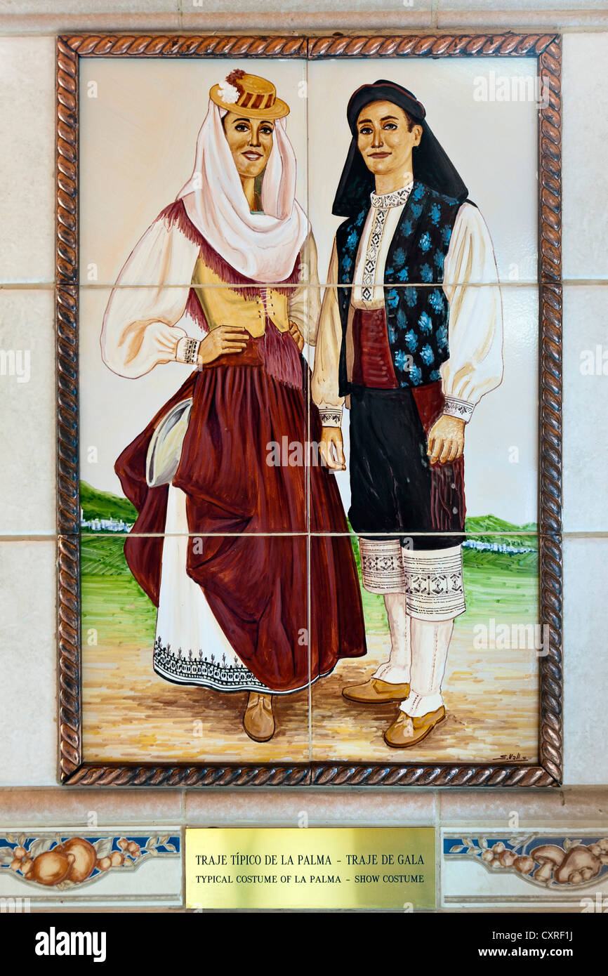 Les carreaux avec un motif historique, couple dans un costume traditionnel, Santa Cruz, la capitale de Tenerife, Canaries, Espagne Banque D'Images