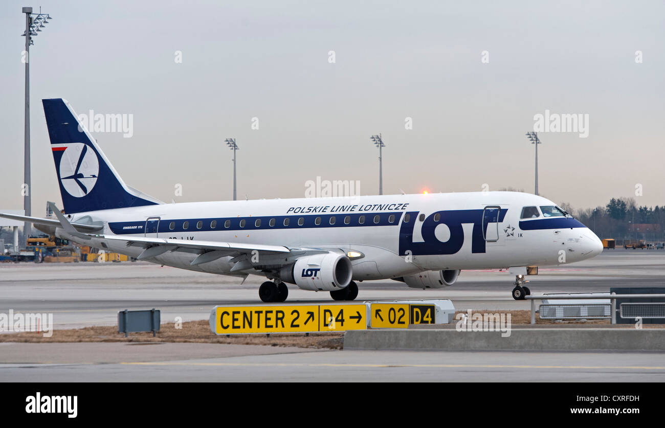 Embraer 170-200LR LOT de roulage de l'avion de la piste à l'aéroport de Munich, Bavaria, Germany, Europe Banque D'Images