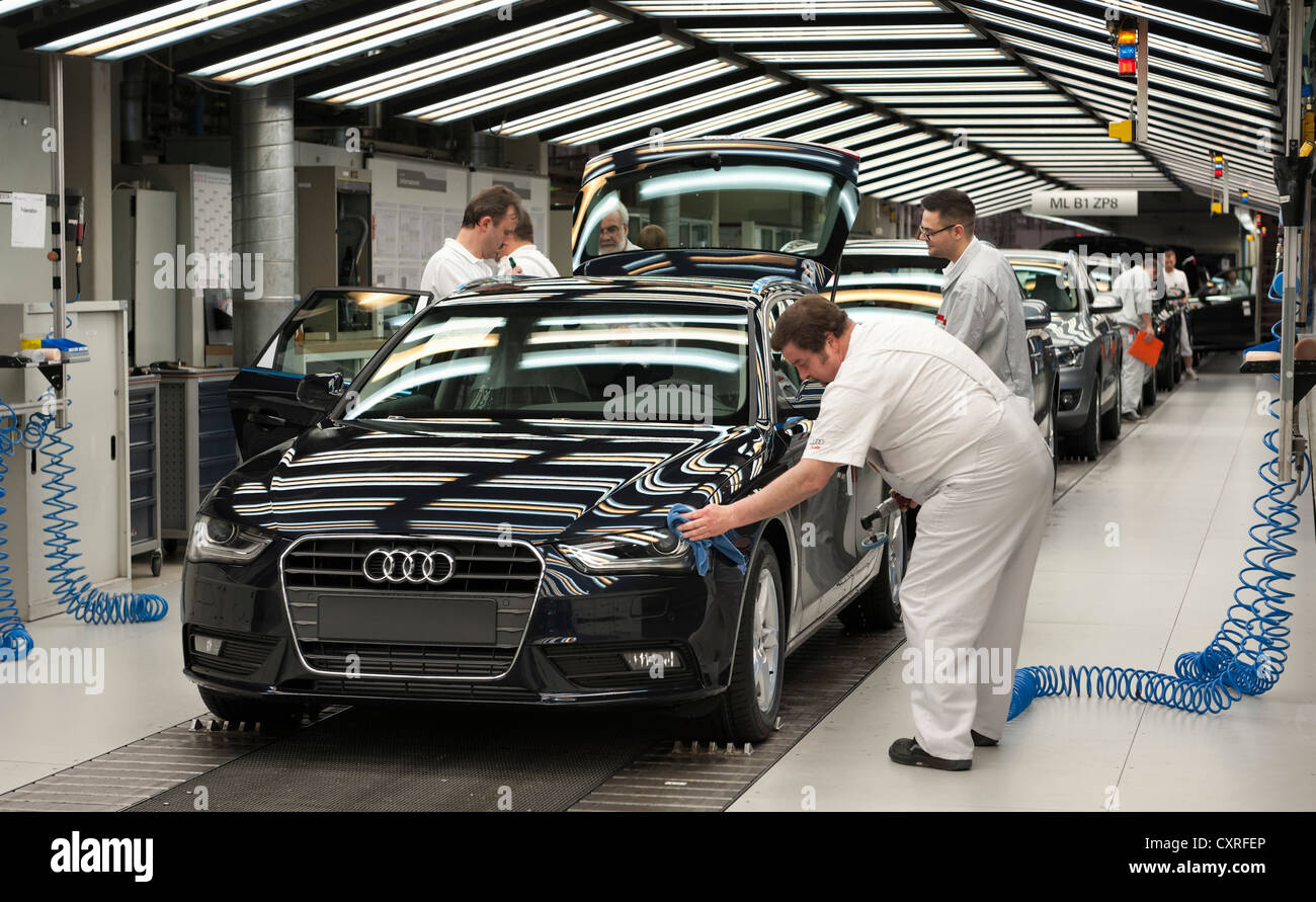 Une Audi A4 avant sur la ligne d'inspection finale pour Audi A4 Avant Q5 et véhicules, trois lampes fluorescentes de couleur sont utilisés Banque D'Images