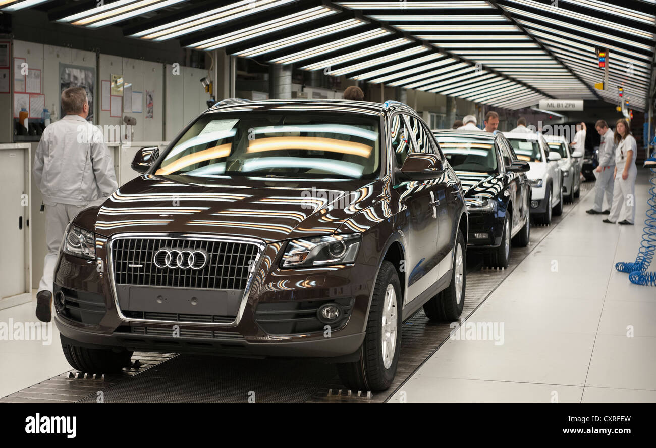 Une Audi Q5 sur la ligne d'inspection finale pour Audi A4 Avant Q5 et véhicules, trois lampes fluorescentes de couleur sont utilisés pour Banque D'Images