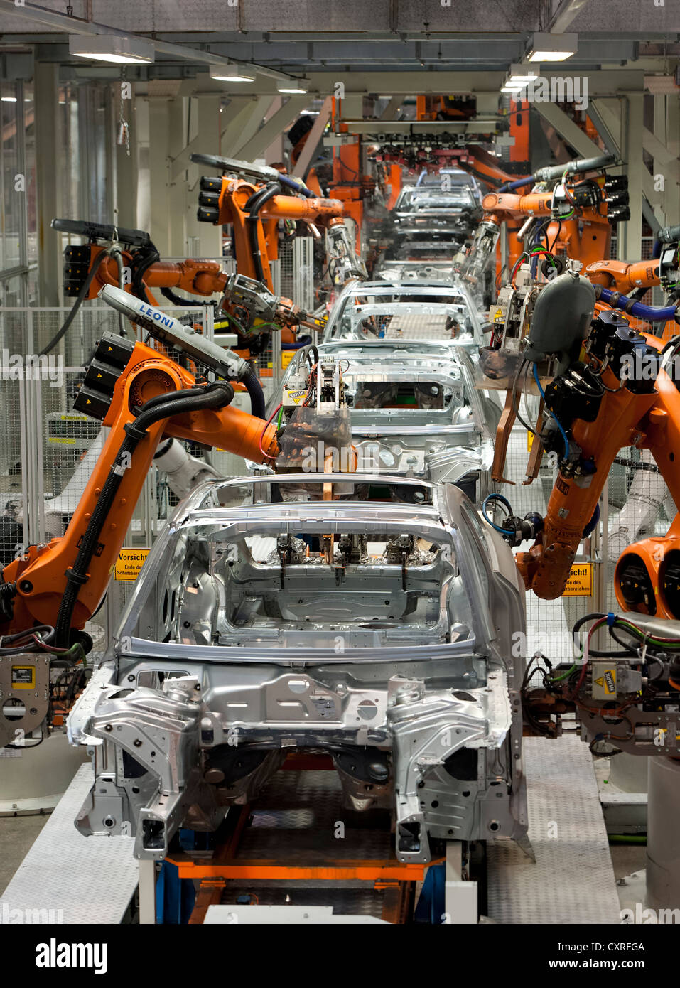 Les robots industriels produisant des carrosseries sur ligne d'assemblage 2, Audi A4 Berline, A4 Avant, A5 cabriolet, A5 Sportback et RS5 Banque D'Images