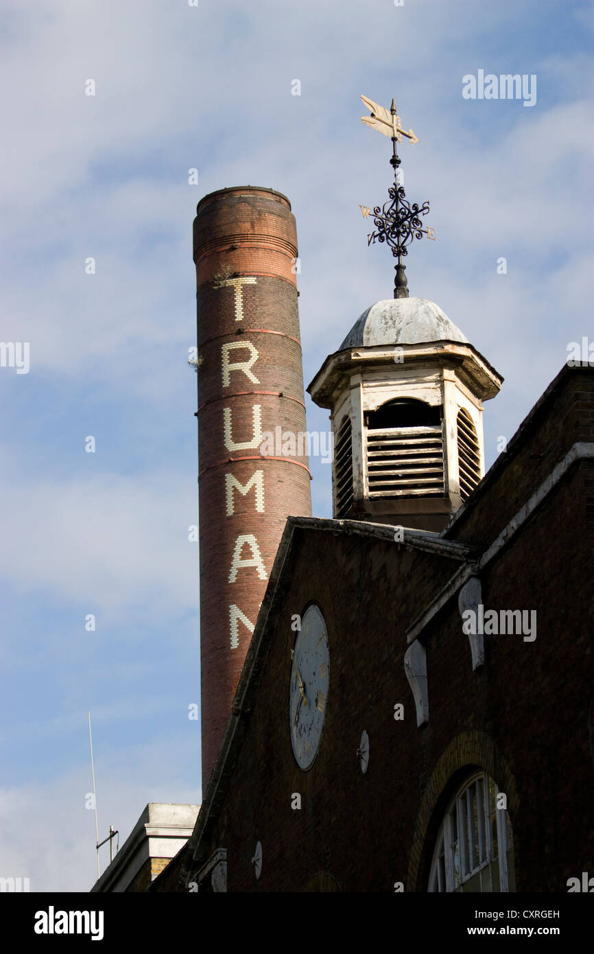 La cheminée emblématique de la brasserie Old Truman se dresse au-dessus de Brick Lane à Londres, au Royaume-Uni, symbolisant le patrimoine industriel, le caractère architectural et la transformation de la région en un centre créatif et culturel dans l'East End Banque D'Images