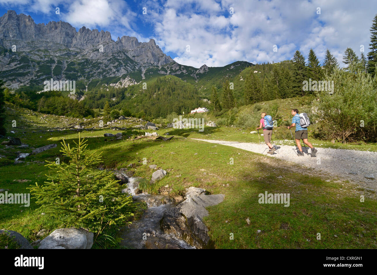 Randonnée Les randonneurs de l'alp à Gaudeamushuette Wochenbrunner Alm hut, Ellmau, Going, massif du Wilder Kaiser, Tyrol, Autriche, Europe Banque D'Images