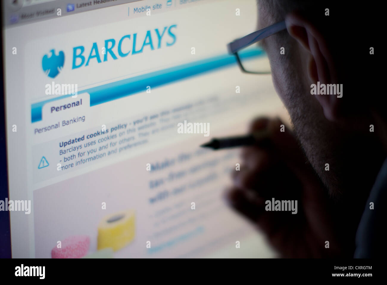 Vue rapprochée du site Web en ligne de la Barclays Bank, présentant les services bancaires numériques, l'accès Internet sécurisé et l'interaction avec les clients avec l'une des principales plateformes Web des institutions financières britanniques Banque D'Images