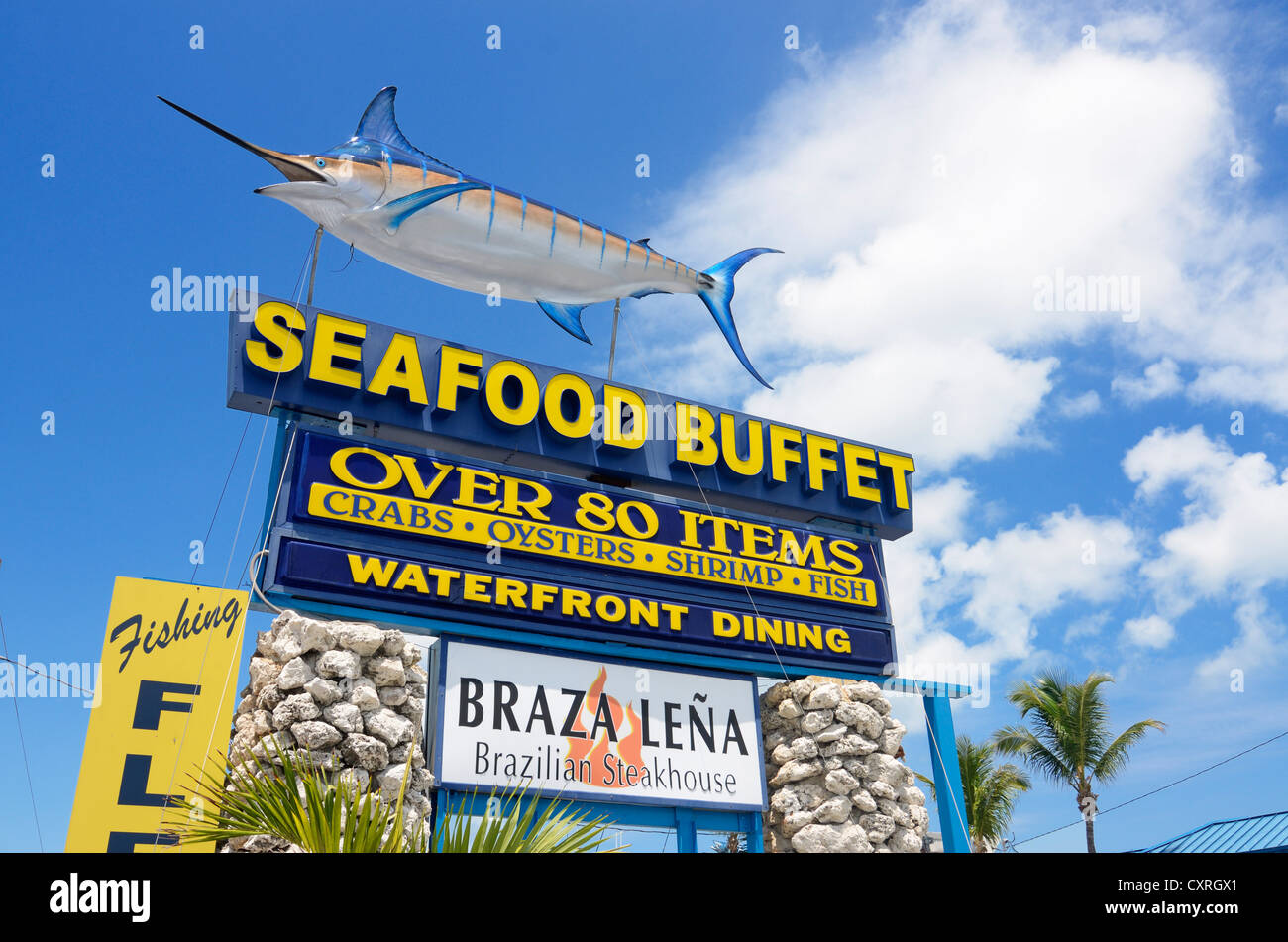 Faux d'un marlin bleu, signe de l'espadon, en face de Wahoo's Seafood Buffet, Islamorada, touches de baleines, Florida, USA Banque D'Images