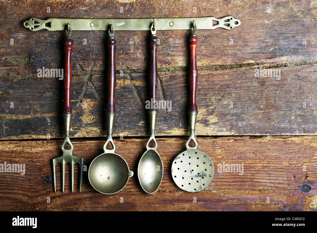 Ustensiles de cuisine anciens en laiton suspendue à un bar en face d