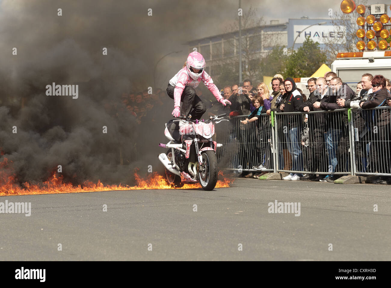 Stunt Show moto stunt avec femme Mai-Lin Senf à moto le jour de démarrage de l'ADAC, le club automobile allemand, Coblence Banque D'Images