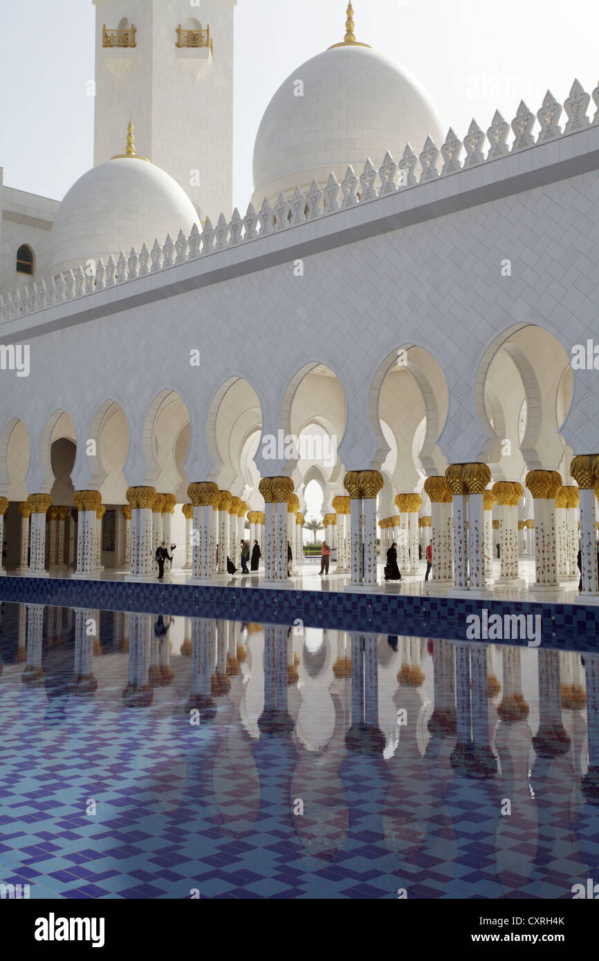 Traduit par une colonnade extérieure de l'eau dans la mosquée Sheikh Zayed à Abu Dhabi, Émirats arabes unis, au Moyen-Orient, en Asie Banque D'Images