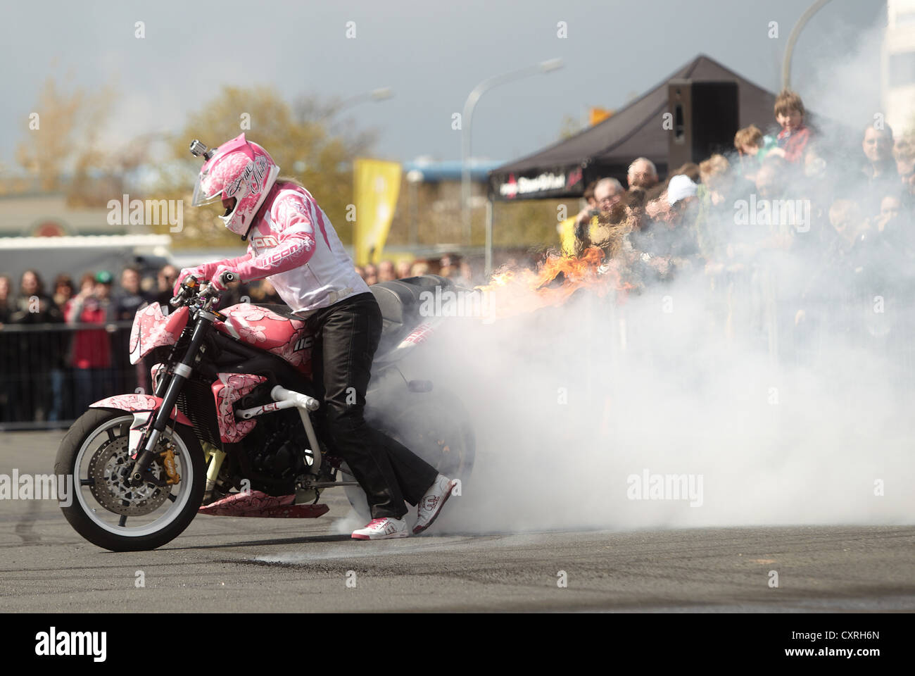 Stunt Show moto stunt avec femme Mai-Lin Senf à moto le jour de démarrage de l'ADAC, le club automobile allemand, Coblence Banque D'Images