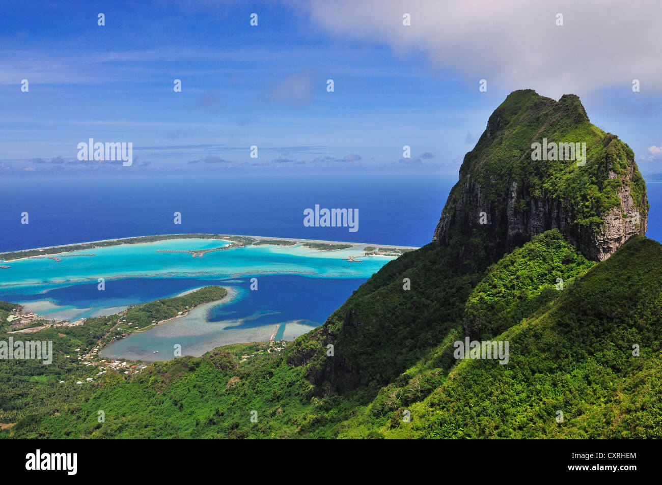 Vue sur le récif de l'atoll, Motu, et le Mont Otemanu, depuis le mont Pahia, Bora Bora, Iles sous le Vent, îles de la société, Polynésie Française Banque D'Images