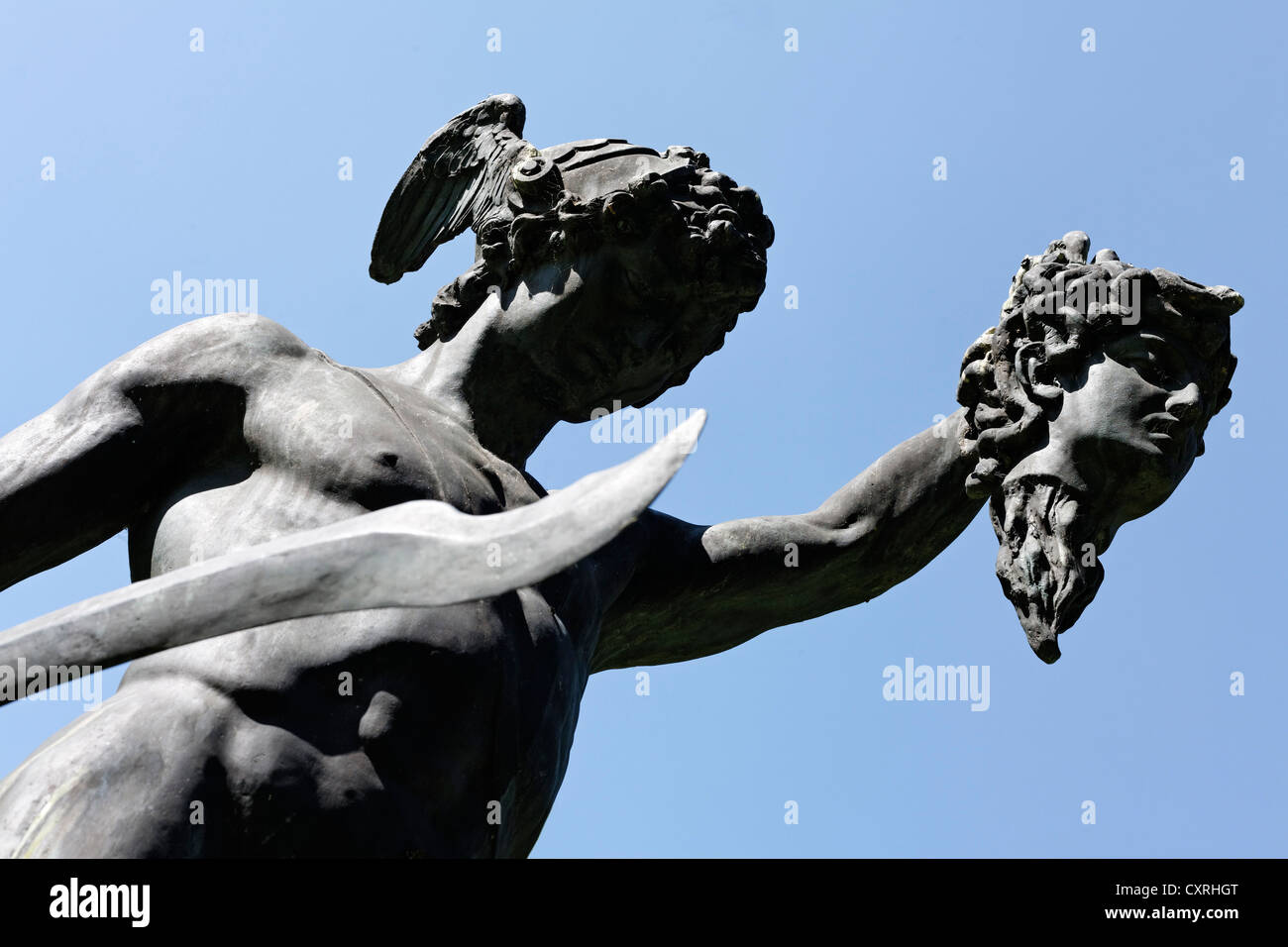 Perseus présentant la tête de Méduse, sculpture en bronze, Lantz'scher Park, Duesseldorf-Lohausen, Rhénanie du Nord-Westphalie Banque D'Images