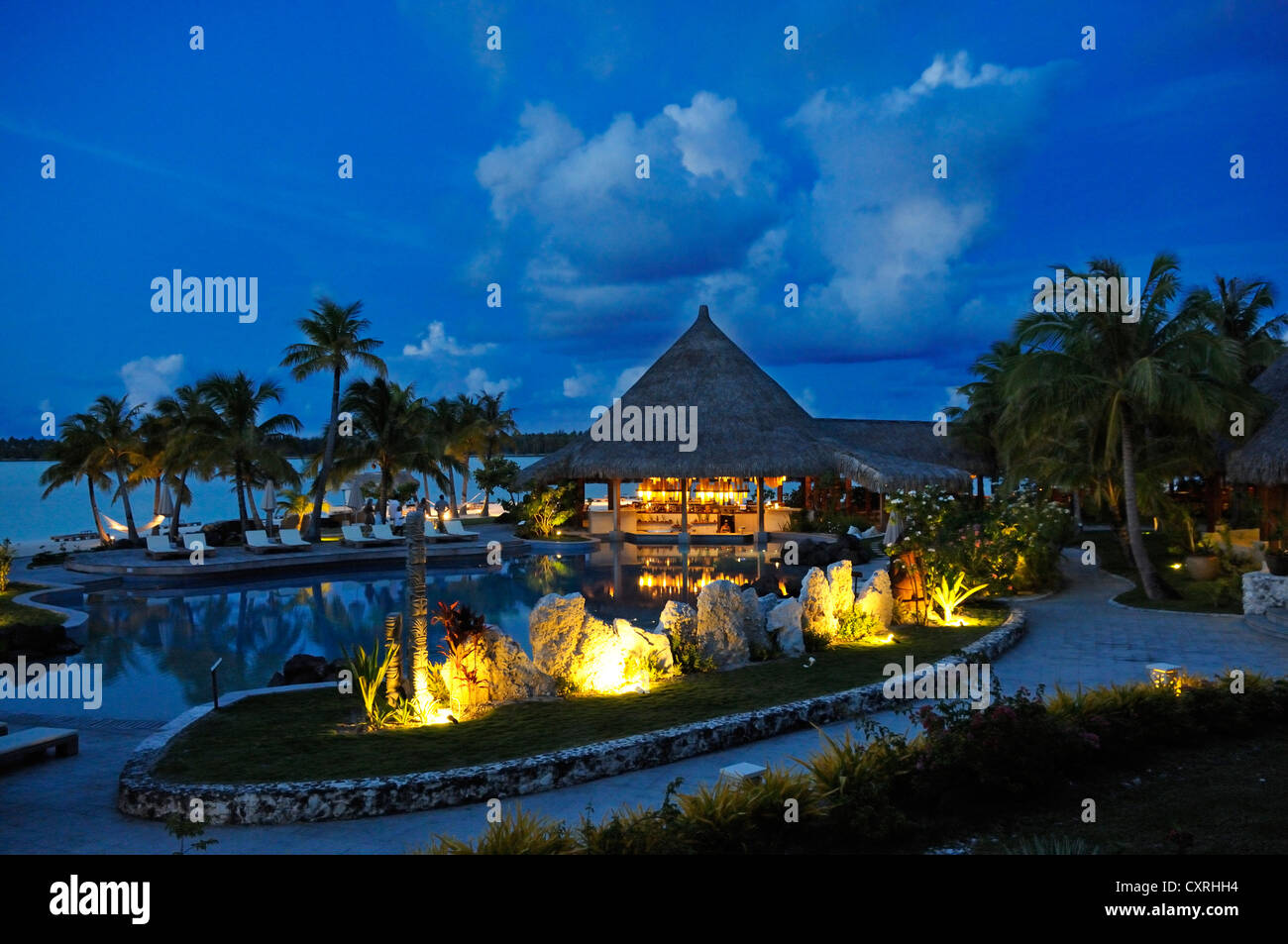 St Regis Bora Bora Resort au crépuscule, Bora Bora, Iles sous le Vent, îles de la société, Polynésie française, l'Océan Pacifique Banque D'Images