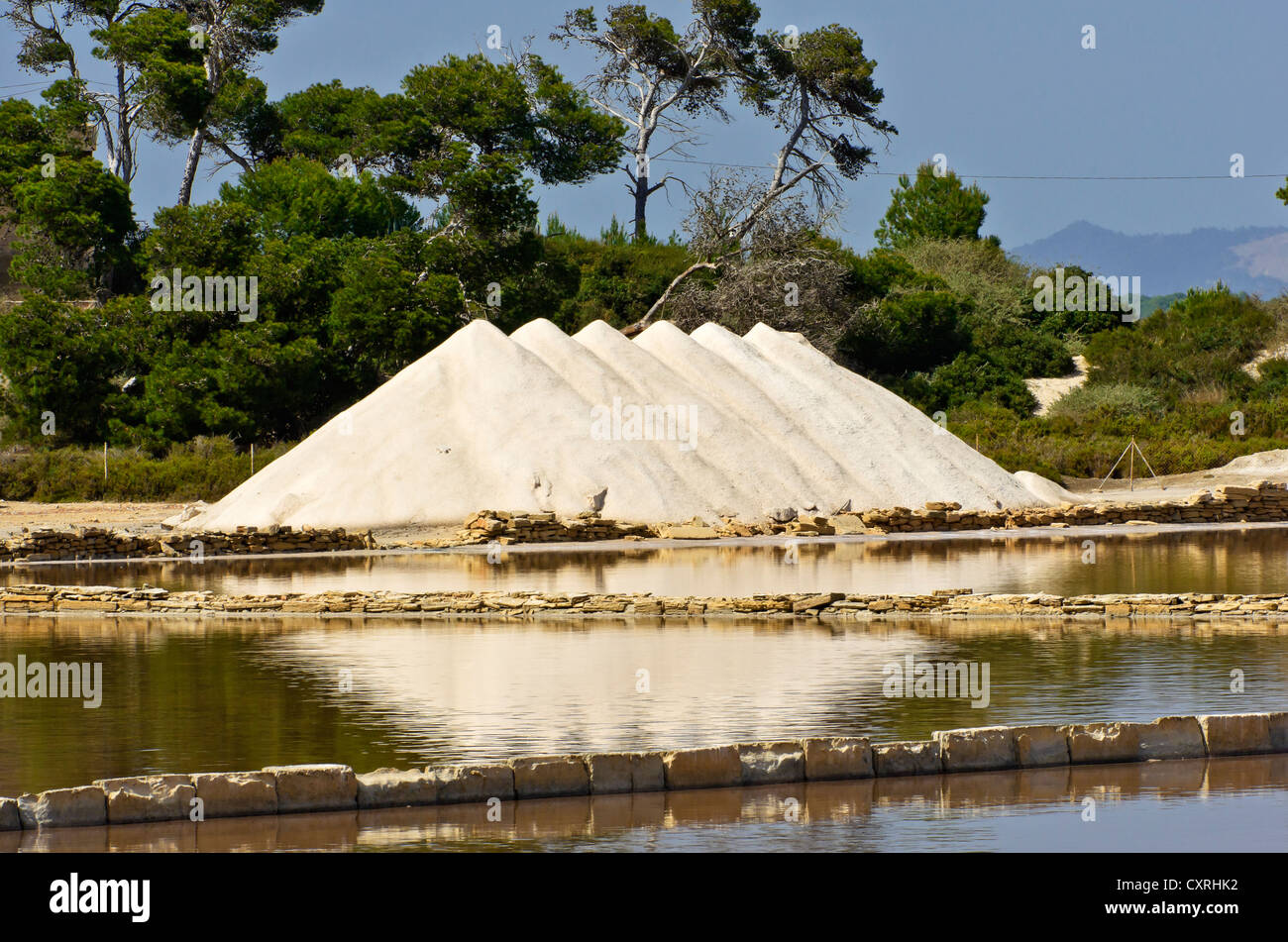 Des tas de sel dans les marais salants près de Colonia Sant Jordi, Majorque, Îles Baléares, Espagne, Europe Banque D'Images Des tas de sel dans les marais salants près de Colonia Sant Jordi, Majorque, Îles Baléares, Espagne, Europe Banque D'Images