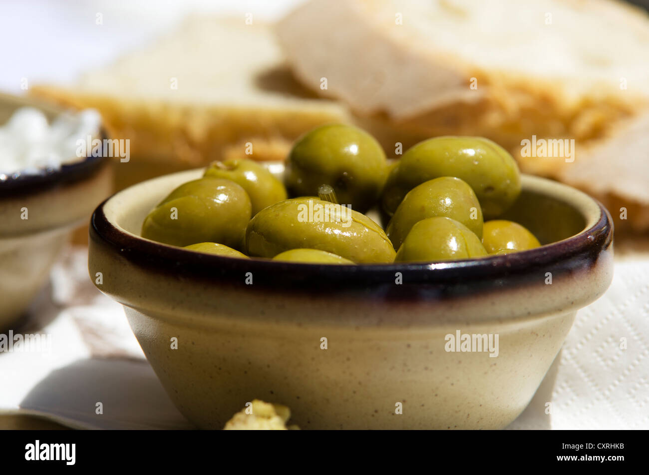 Les olives dans un bol avec du pain et de l'aïoli sur une table, Majorque, Îles Baléares, Espagne, Europe Banque D'Images